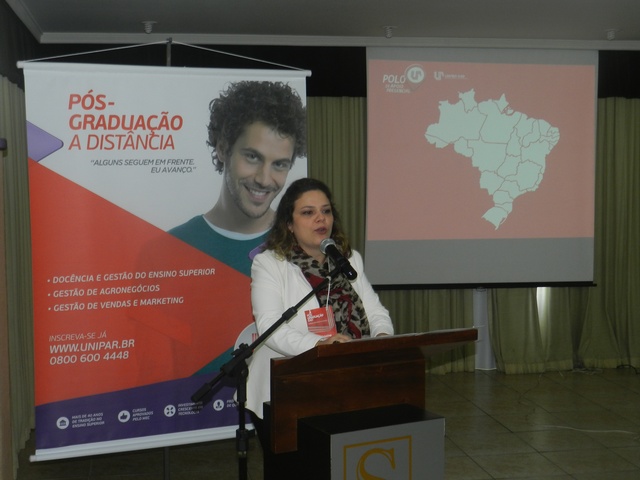Professora Ana Cristina, coordenadora geral da EAD/Unipar