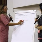 Patrícia realiza dinâmica com professores, ensinando técnicas para o EAD